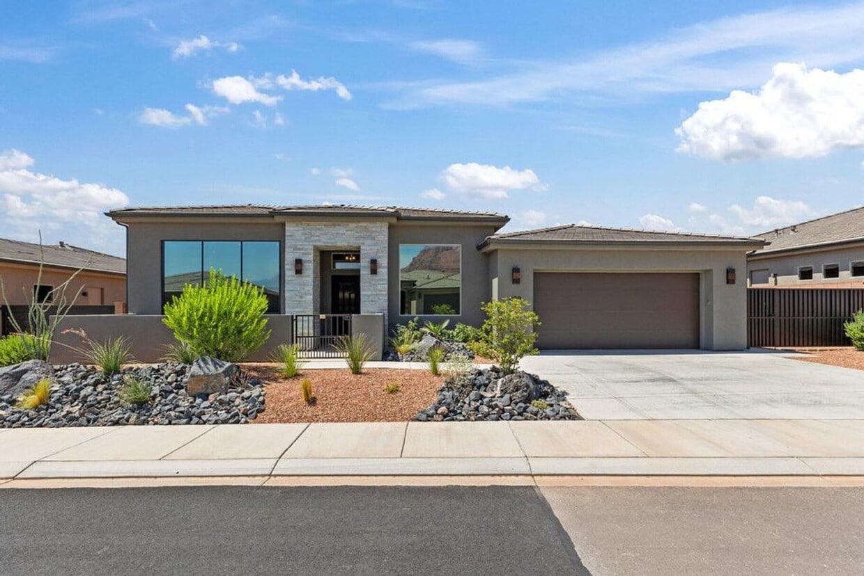 Foto principal - Beautiful 4 Bedroom Home!