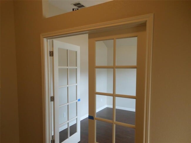 Building Photo - 1519 Hawk Dr