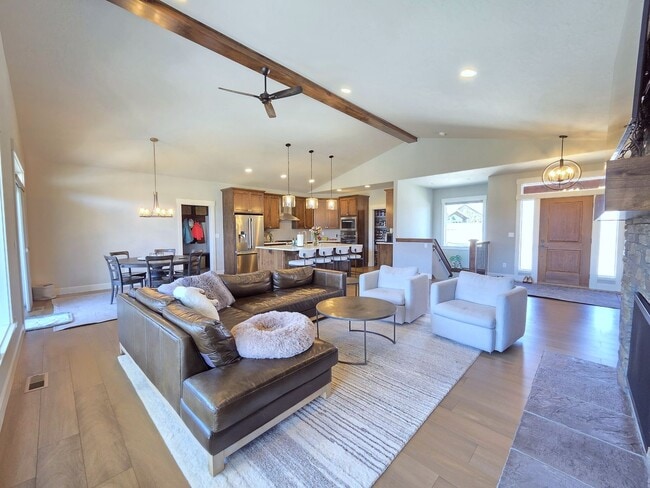 Building Photo - $4,800 - 5 Bed / 3 Bath Custom Built Home w/ Private Sport Court & Golf Green