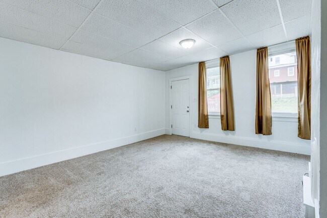 Foto del edificio - Available August 2024 - Spacious 3 Bedroom...