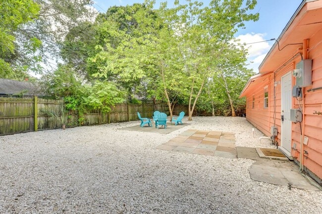 Building Photo - Charming 3/2 Available Now! Furnished or U...