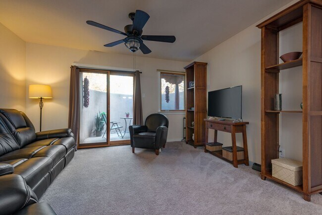 Foto del edificio - Fully Furnished Ground Level Available Now!
