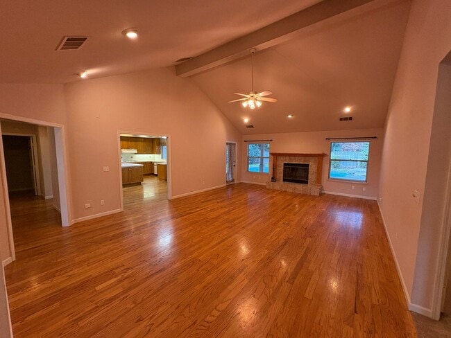 Building Photo - Southwest Visalia Home Available Now!!