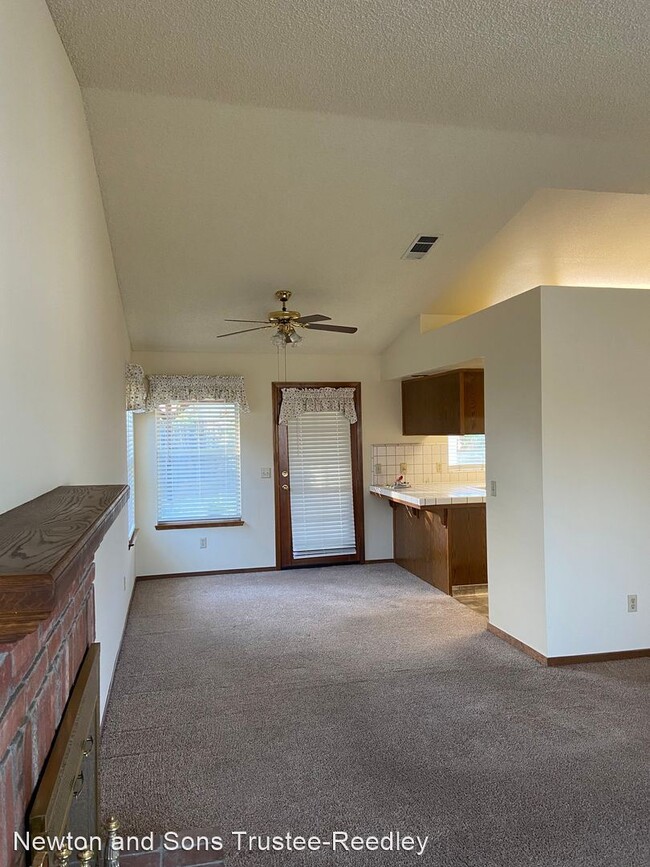 Building Photo - 3 br, 2 bath House - 387 E. Sycamore Avenue