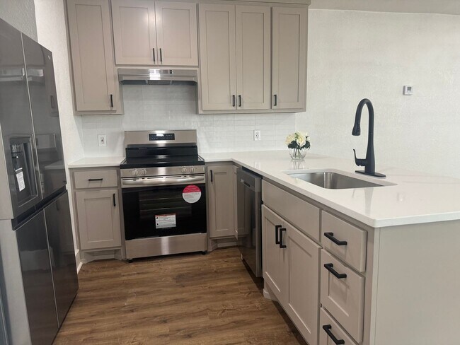 Foto del edificio - Gorgeous fully updated 1 Bedroom Duplex