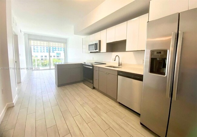 Building Photo - 321 NE 26th St