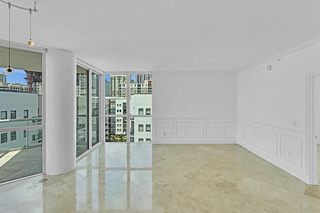 Building Photo - 111 SE 8th Ave