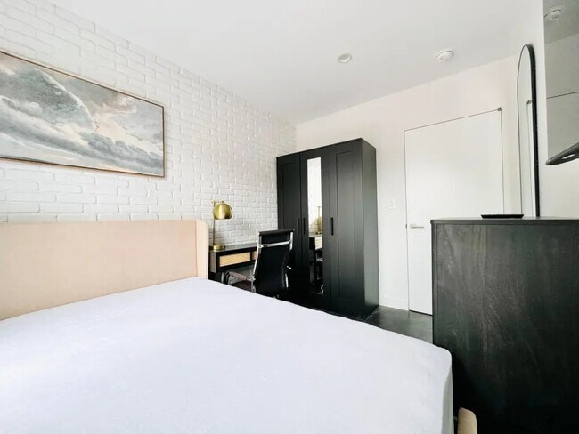 Foto del edificio - Furnished room/NOT APARTMENT