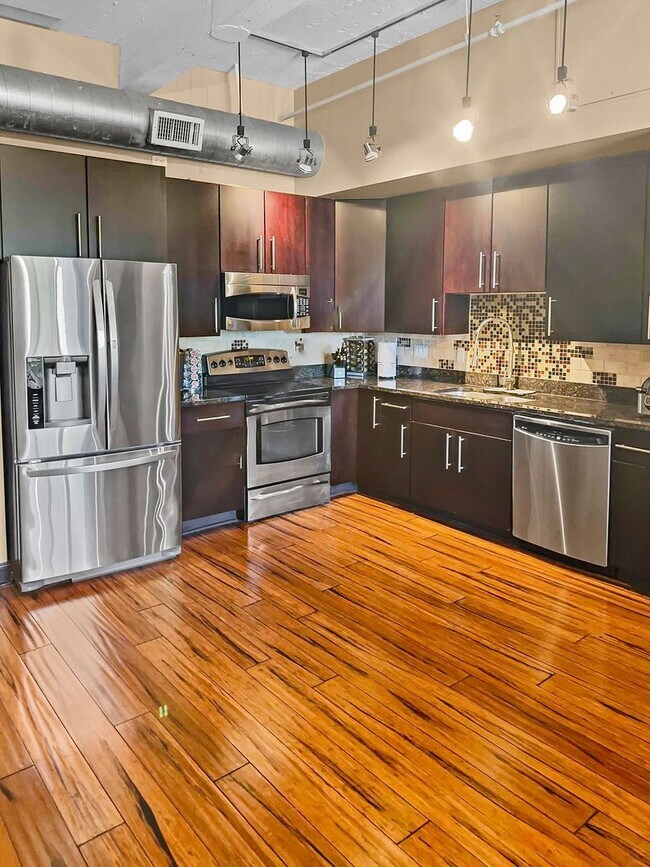 Foto del edificio - Modern Downtown Condo with Stunning City V...