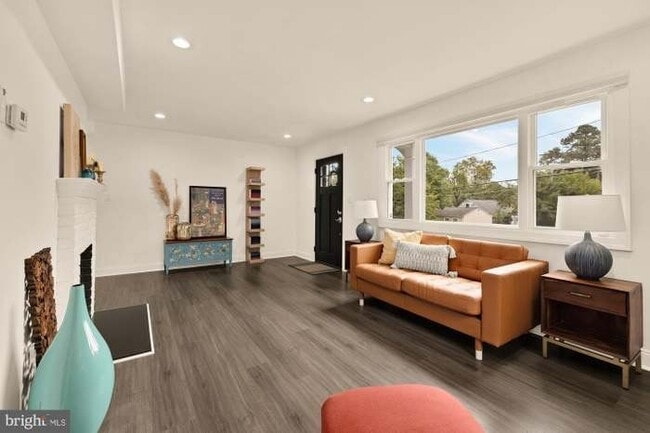 Building Photo - 6728 Barrett Rd