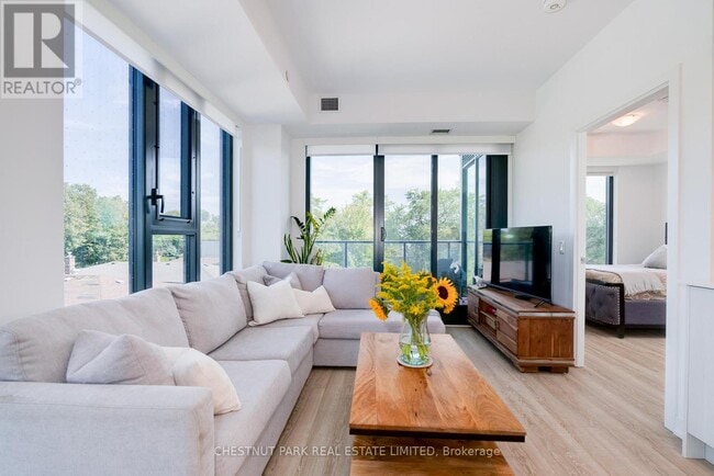 Photo du bâtiment - 250 Lawrence Ave W