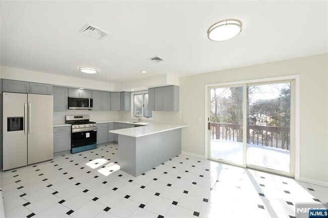 Foto del edificio - 472 Central Blvd