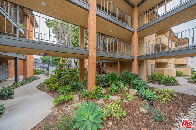 Foto del edificio - 15425 Sherman Way