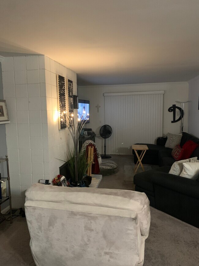 Foto del edificio - 23617 Golden Springs Dr