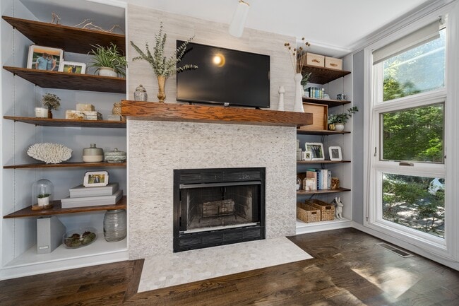 Building Photo - 2389 N Wayne Ave