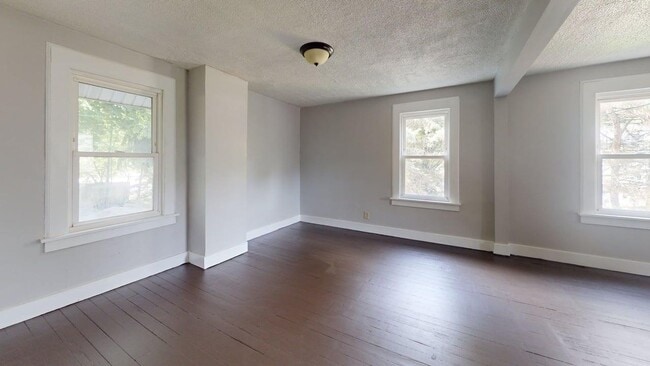 Building Photo - 4 Bedroom Single Family Home