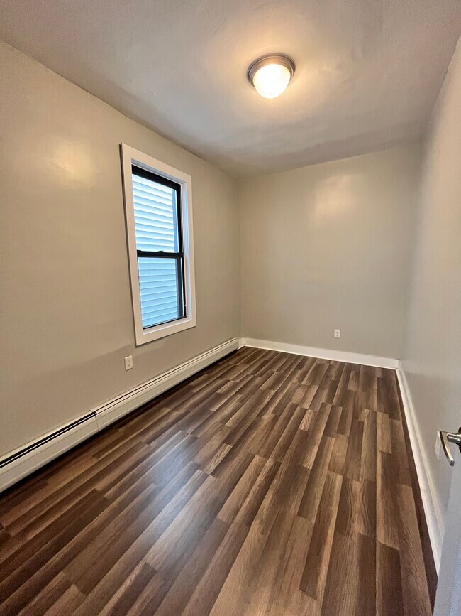 122 Randolph Ave 1R - 120 Randolph Ave