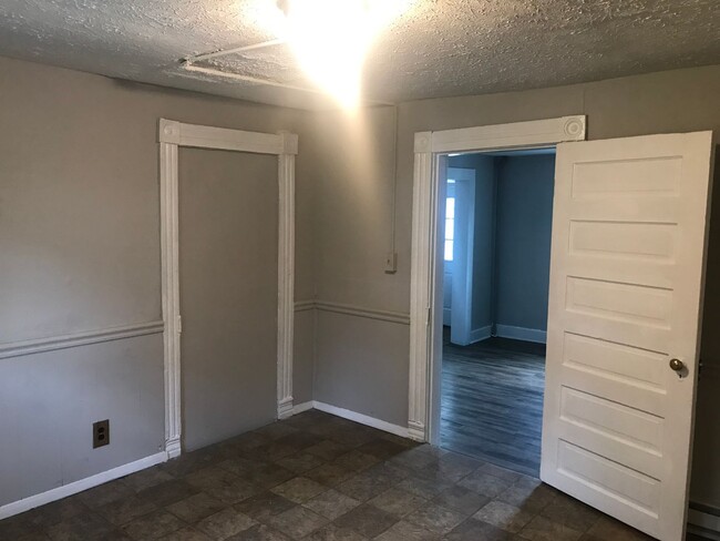 Building Photo - 1 Bedroom Duplex Unit