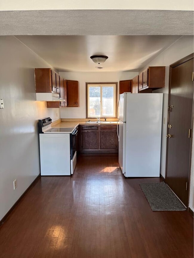 Kitchen - 7811 8 1/2 St W