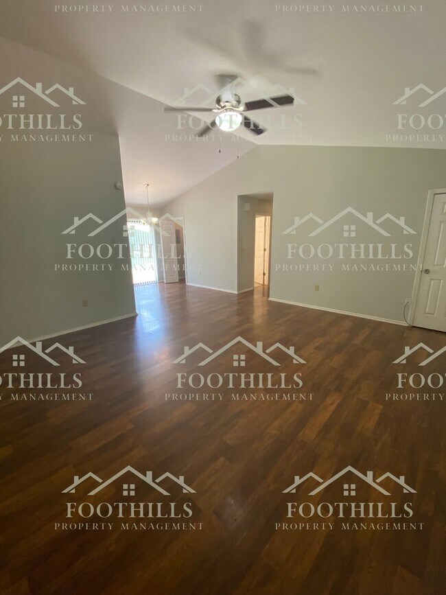 Building Photo - 3 Bedroom 2 Bath Single Family Home Off Ce...