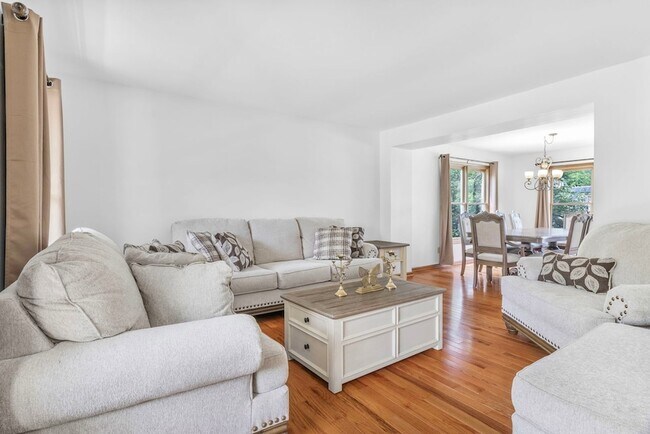 Building Photo - 5207 Sunmeadow Dr