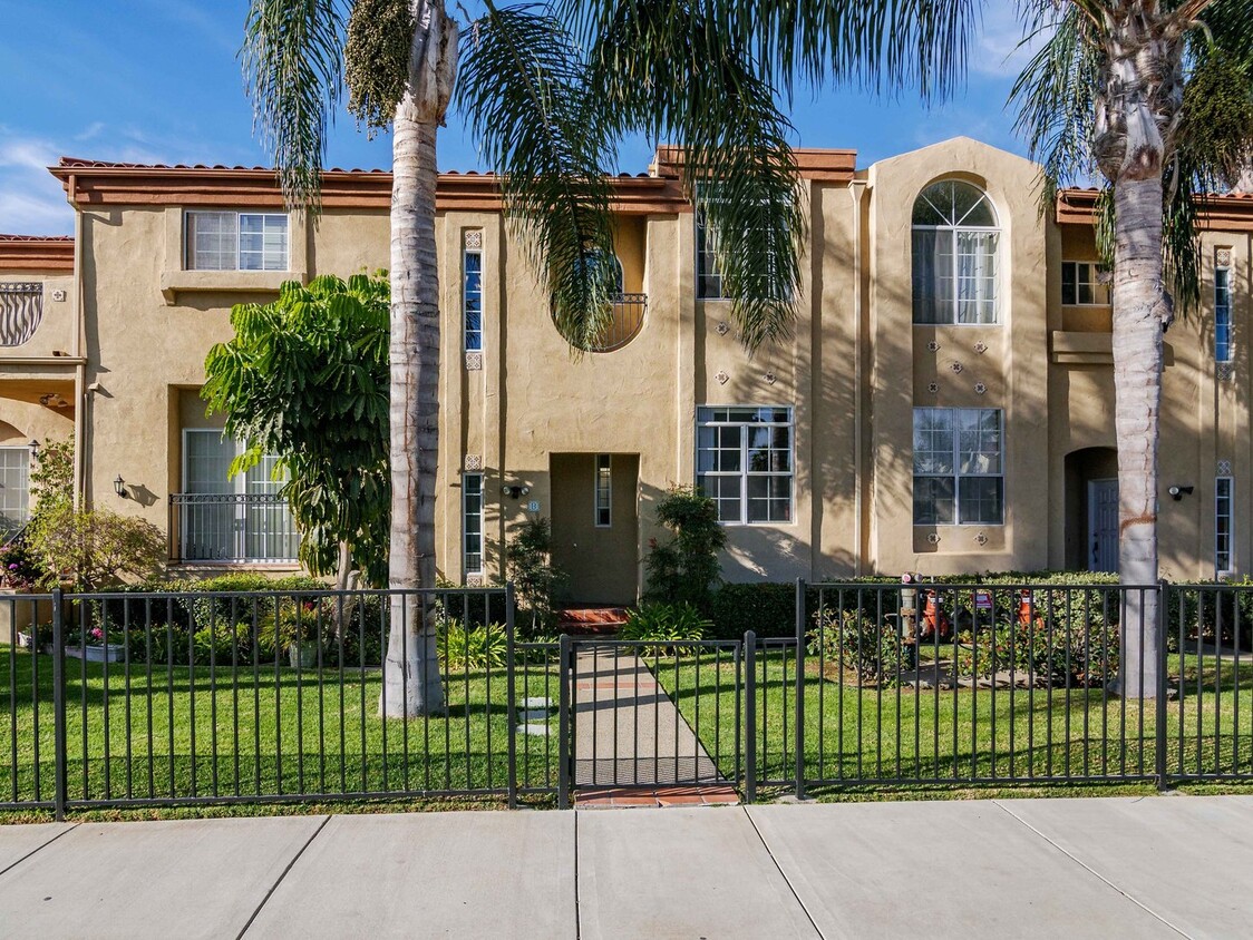 Primary Photo - TOTALLY REMODELED, BLOCKS TO THE BEACH!