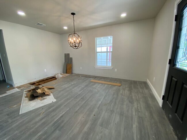 Dining Room - 806 S Mittman St