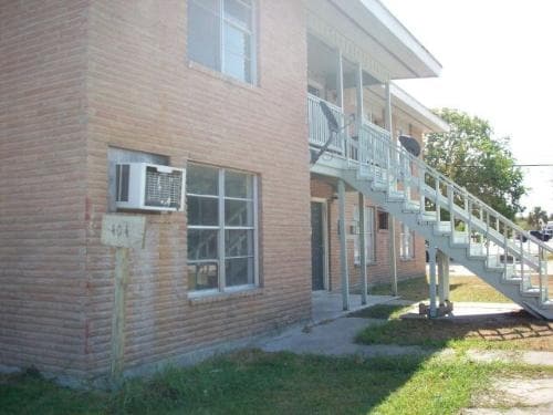 Primary Photo - 404 Holiday Ln
