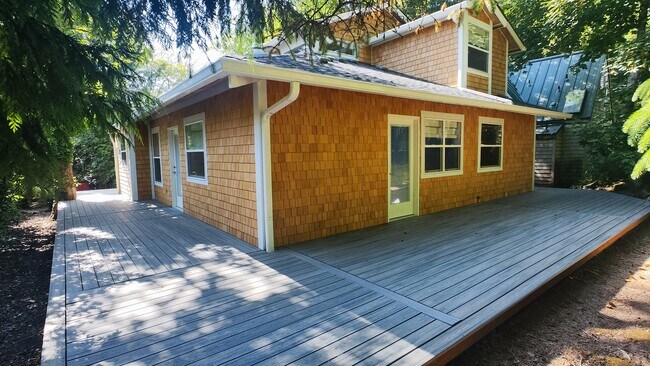 Building Photo - 679 N Larch