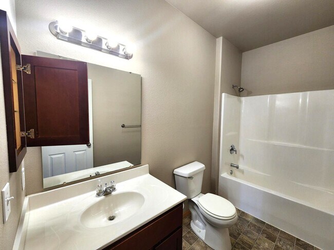 Foto del edificio - 2230 W Lake Rd