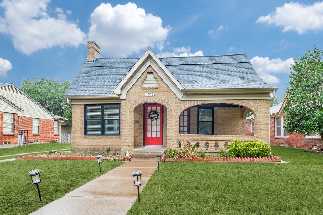 Foto principal - 3 Bedroom Tudor in Oak Cliff