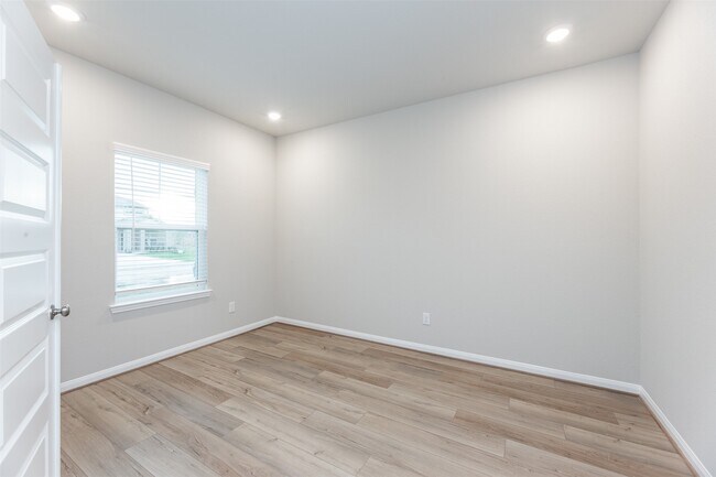 Building Photo - 7211 Toluca Dr