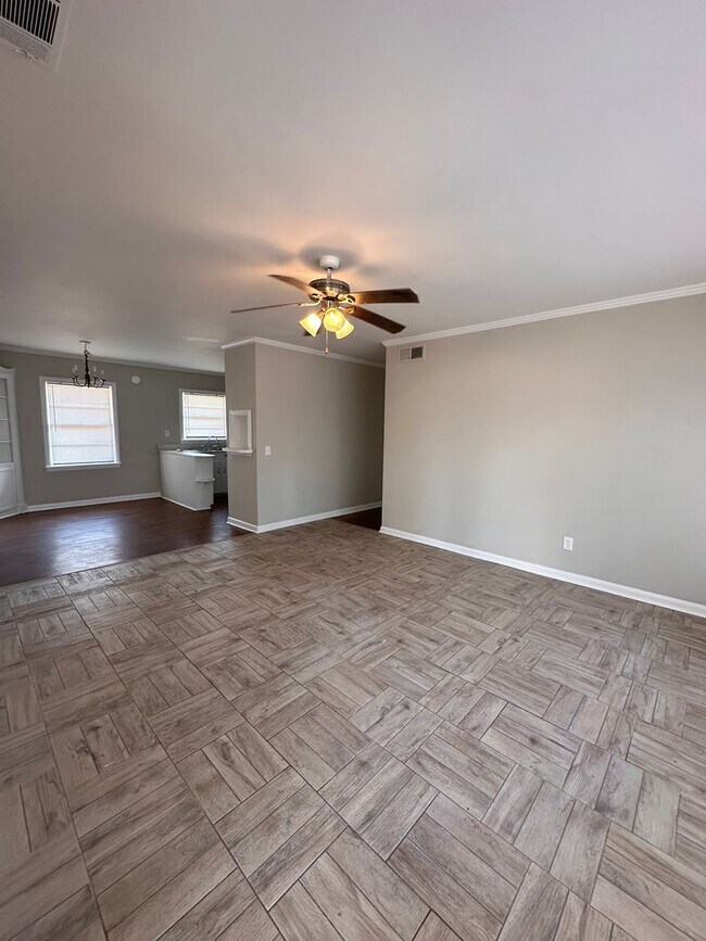 Foto del edificio - 3 Bed 1 Bath Brick House