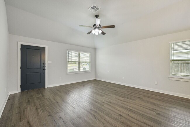 Building Photo - Immediate Move in 3 Bedroom, 2 Bathroom Home with 2 Car Garage