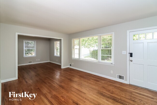 Building Photo - 102 Larose Cir SE