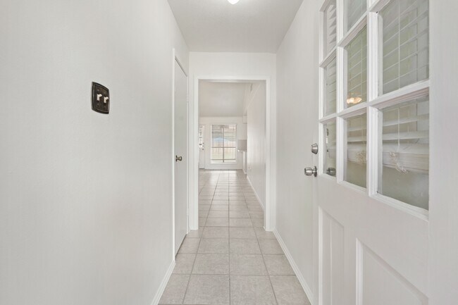 Building Photo - 2213 Baylor Dr