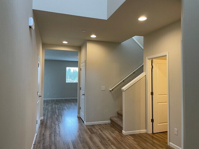 Building Photo - Beautiful 4 Bedroom 2.5 Bath Home Located ...