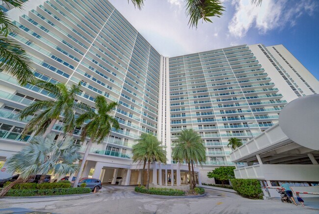 Foto del edificio - 100 Bayview Dr