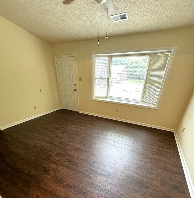 Foto del edificio - Two-Bedroom, 1.5 Bathroom Corner Condo at ...