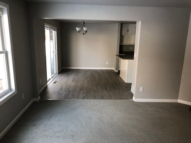 Dining area - 1143 Lacount Rd