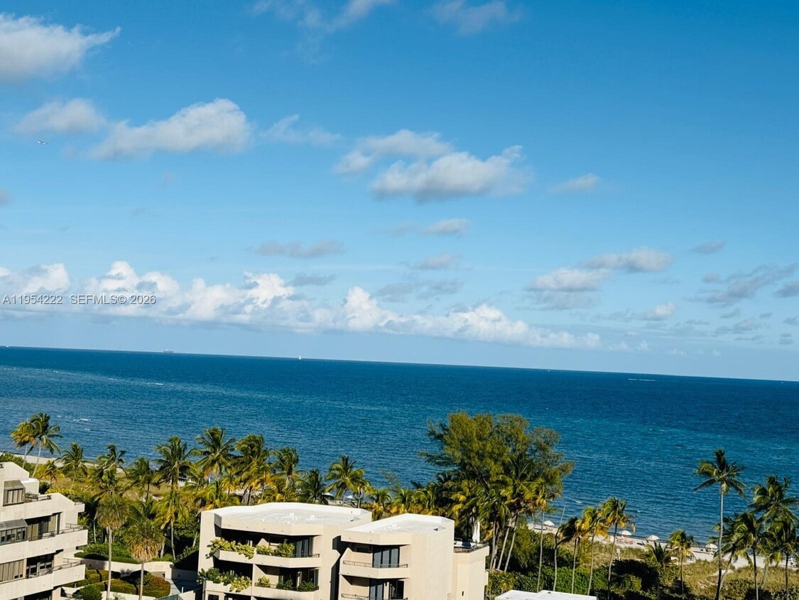 Foto del edificio - 201 Crandon Blvd