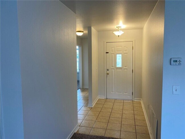 Building Photo - 911 SW Cheyenne Dr