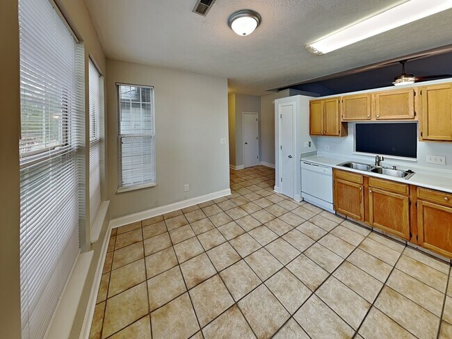 Foto del edificio - 6011 Tybalt Cir