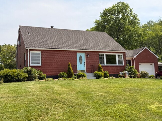 Foto del edificio - Hilltop Charm in Floyds Knobs – Spacious All-Brick Beauty with Room to Grow!