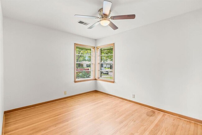 Building Photo - 2418 Stonecrest Dr