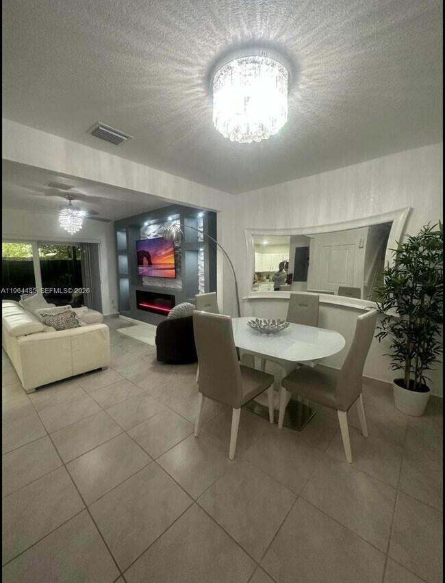 Foto del edificio - 557 NE 5th Pl