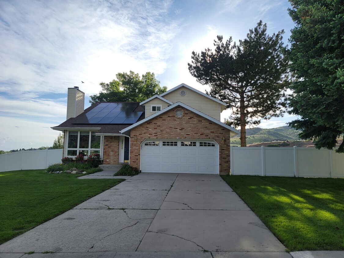 Primary Photo - 895 Eastview Dr