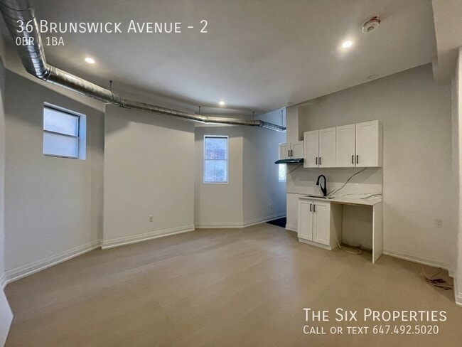 Building Photo - Brand New Bachelor Apartment in the Heart of Downtown