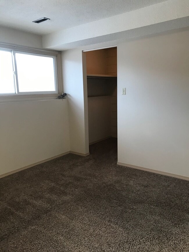 Building Photo - 3 Bed 1.5 Bath Unit in Red Deer, AB