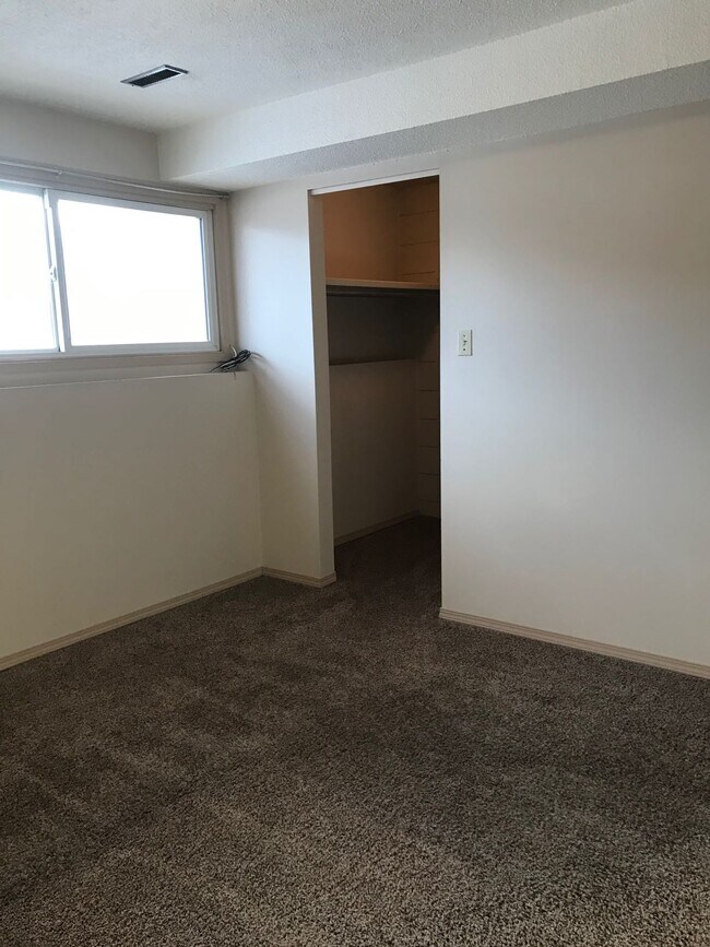 Photo du bâtiment - 3 Bed 1.5 Bath Unit in Red Deer, AB